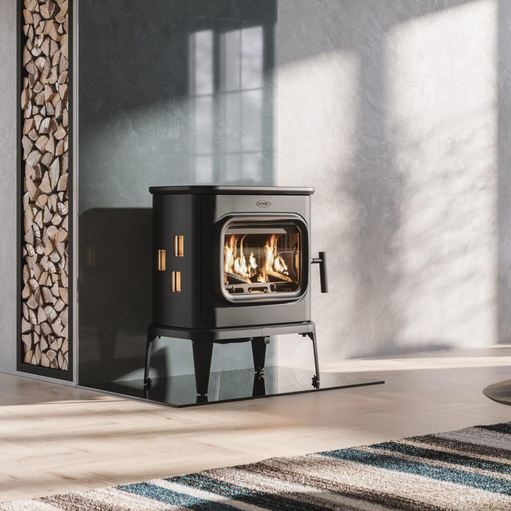 Dovre Saga 207 bilde – klassisk sort støpejerns vedovn med koselige flammer og vedlager i moderne stue hos Peisbutikken.no