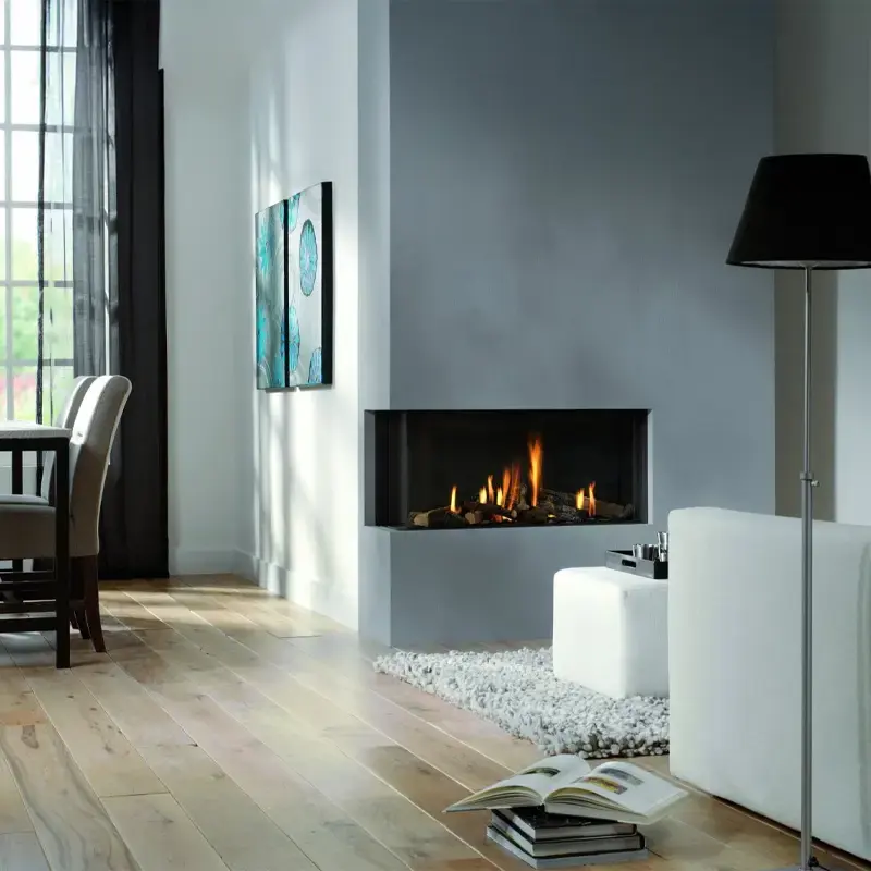 Element4 Bidore 100 gasspeis livsstilsbilde – luksuriøs moderne innbygd gasspeis med realistiske flammer i elegant samtidstue hos Peisbutikken.no
