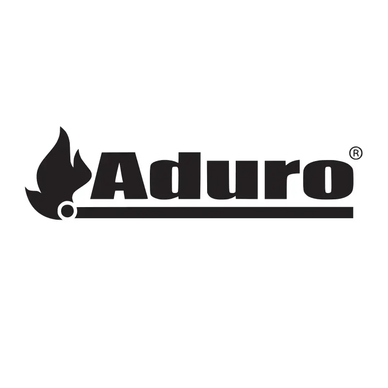 Aduro-logo med gult flamme-ikon og merkenavnet «Aduro» — danske premium vedovner og peiser hos Peisbutikken.no