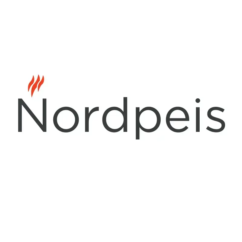 Nordpeis-logo med rødt flamme-symbol og navnet «Nordpeis», som representerer høykvalitets peiser og peisovner.