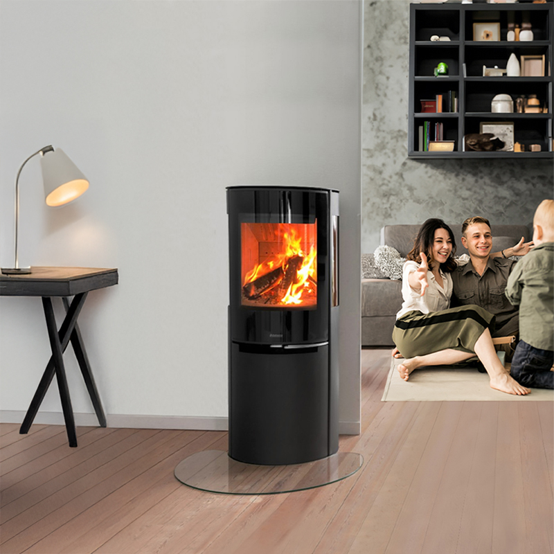 Moderne sort hybrid ved- og pelletsovn med flammer i lys stue – Aduro hybridovn hos Peisbutikken