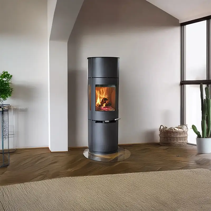 Moderne peisovn med koselige flammer i minimalistisk rom hos Peisbutikken.no